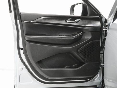 Certified 2025 Jeep Grand Cherokee Laredo w/ Luxury Tech Group I image 14