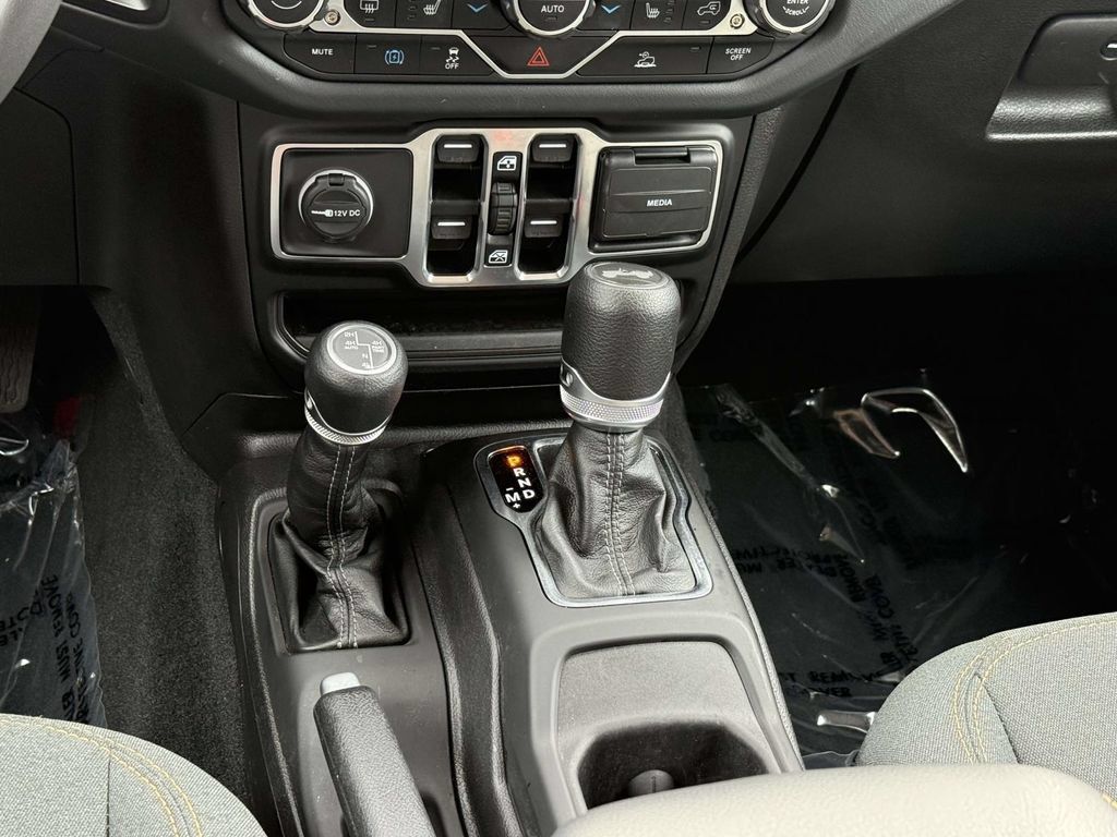 Used 2025 Jeep Wrangler Unlimited Sahara AWD/4WD image 22