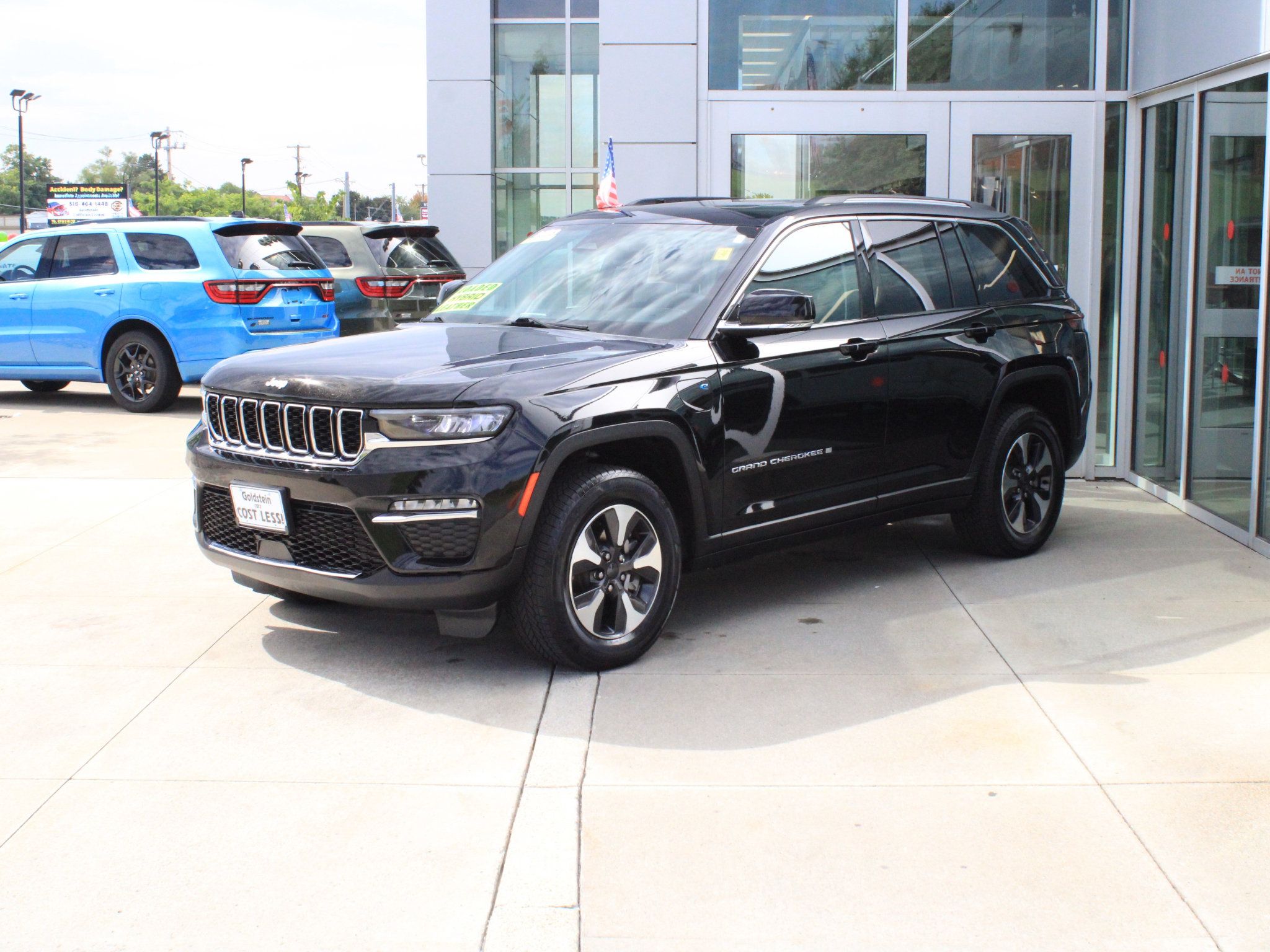 Used 2023 Jeep Grand Cherokee 4WD 4xe image 3