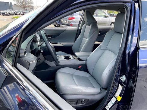 Used 2022 Toyota Venza XLE image 7