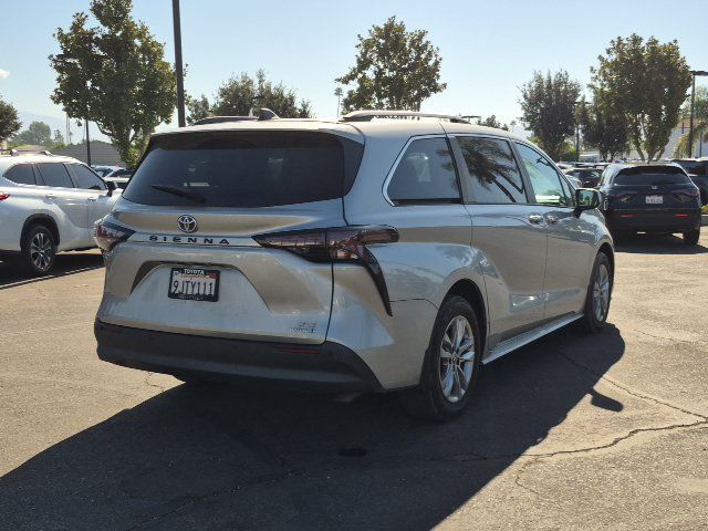 Used 2023 Toyota Sienna XLE w/ XLE Plus Package FWD image 4