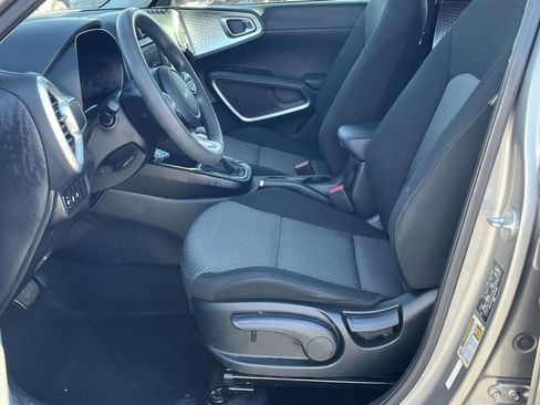 Used 2023 Kia Soul LX w/ LX Technology Package image 13