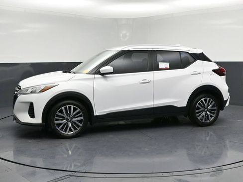 Used 2023 Nissan Kicks SV image 2