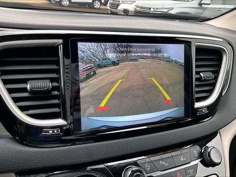 Used 2024 Chrysler Pacifica Touring-L image 13