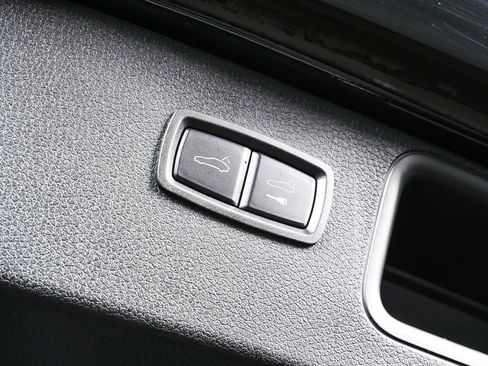 Certified 2022 Porsche Macan AWD image 32