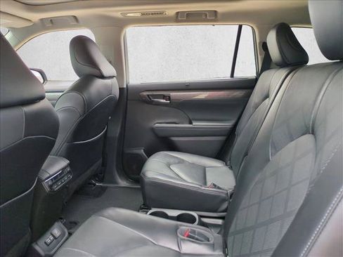 Used 2022 Toyota Highlander Platinum AWD/4WD image 19