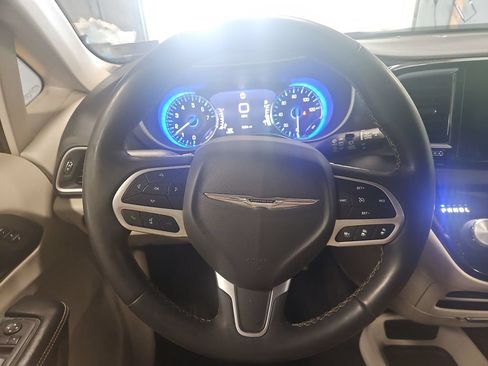 Used 2022 Chrysler Pacifica Touring-L FWD image 28