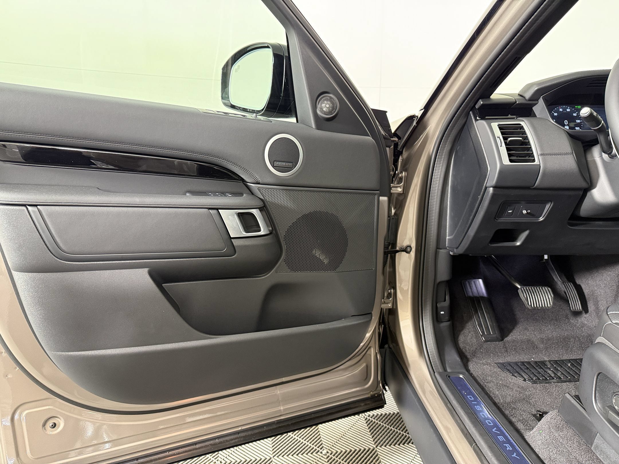 New 2026 Land Rover Discovery S AWD/4WD image 13
