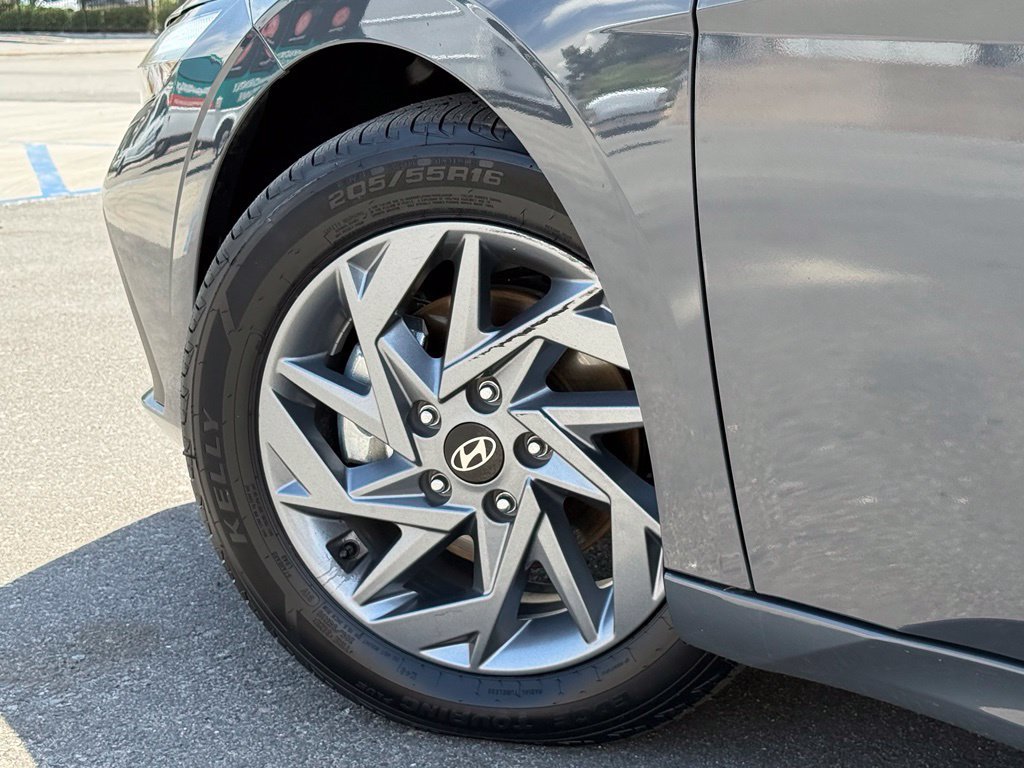 Used 2025 Hyundai Elantra Hybrid FWD image 17