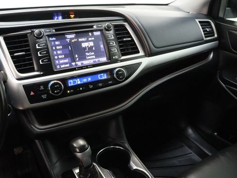 Used 2019 Toyota Highlander XLE FWD image 15