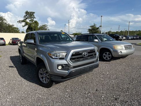 Used 2017 Toyota Tacoma SR5 w/ Tow Package RWD image 3