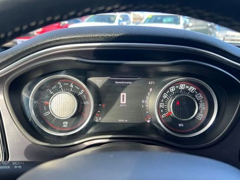 Used 2015 Dodge Challenger SXT image 18