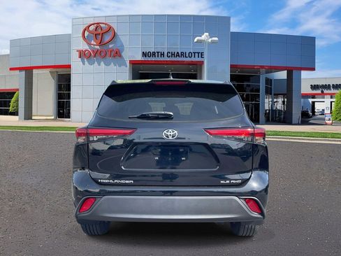 Used 2023 Toyota Highlander XLE AWD/4WD image 7