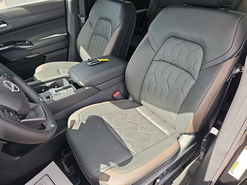 New 2026 Nissan Pathfinder Platinum w/ Accent Package FWD image 21