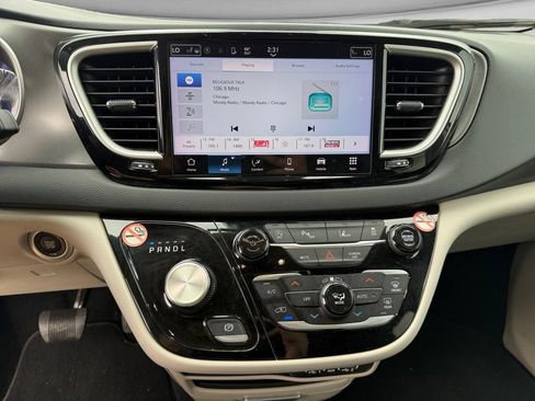 Used 2024 Chrysler Pacifica Touring-L FWD image 25
