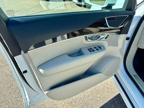 Used 2017 Volvo XC90 T6 Momentum w/ Vision Package image 9
