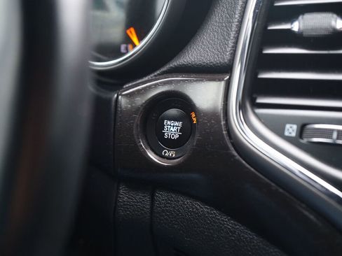 Used 2018 Jeep Grand Cherokee Altitude image 22