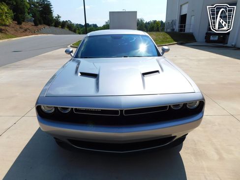 Used 2015 Dodge Challenger SXT w/ Driver Convenience Group RWD image 5