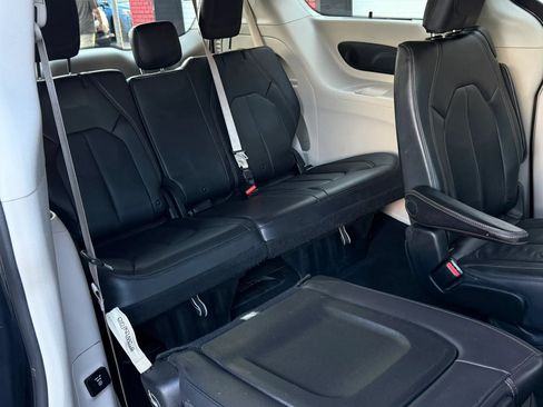 Used 2017 Chrysler Pacifica Touring-L Plus FWD image 8