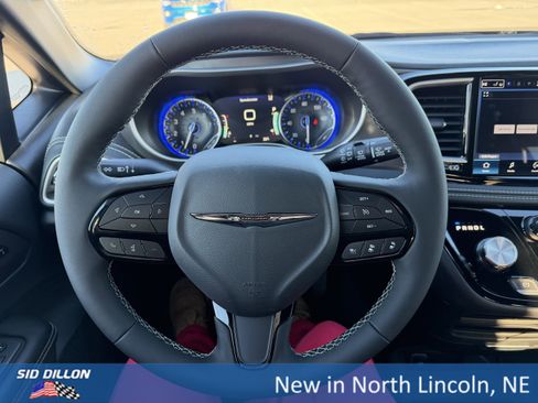 New 2026 Chrysler Pacifica Select image 8