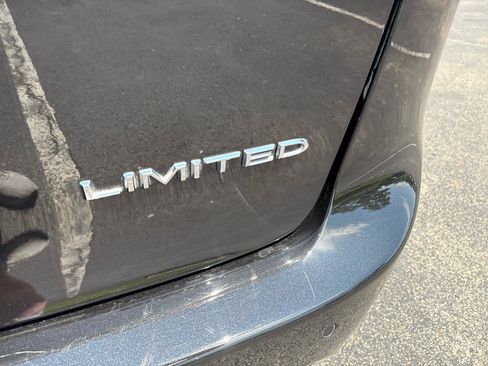 Used 2023 Chrysler Pacifica Limited FWD image 7