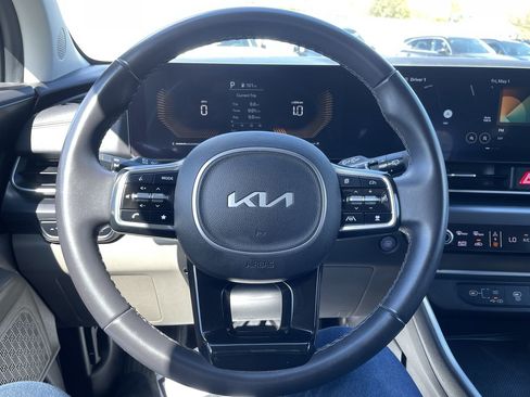 Used 2025 Kia Carnival FWD image 17
