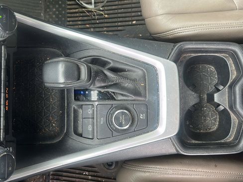 Used 2019 Toyota RAV4 LE w/ Carpet Mat Package AWD/4WD image 17