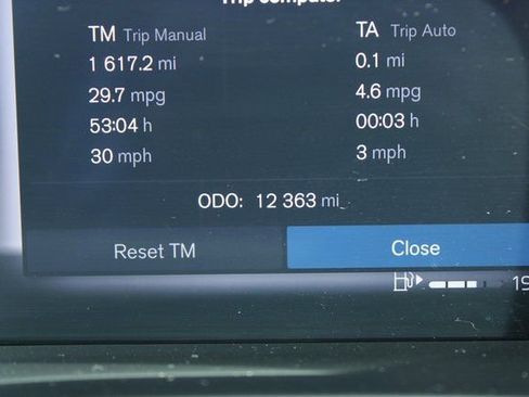 Used 2025 Volvo XC40 B5 Plus image 29