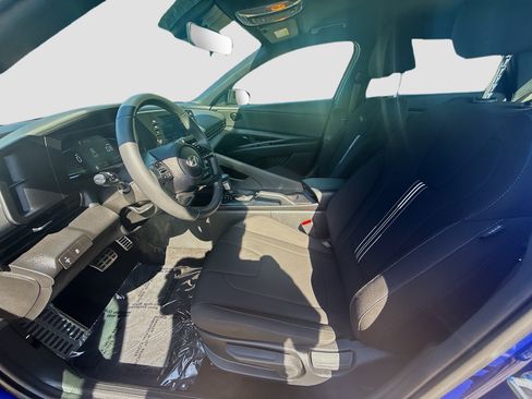 Used 2025 Hyundai Elantra Sport FWD image 16
