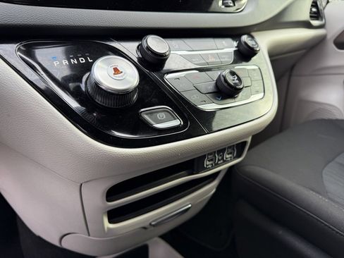 Used 2023 Chrysler Voyager LX image 27