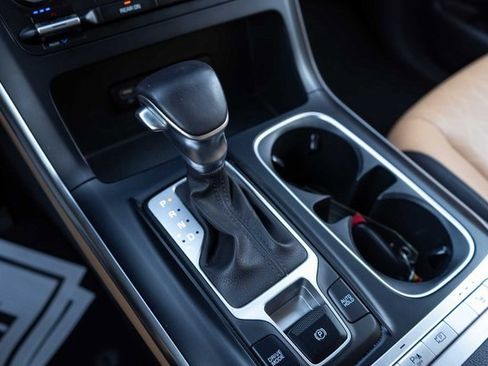 Used 2024 Kia Carnival LX image 19