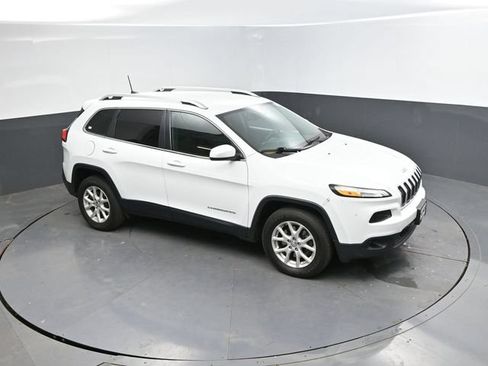 Used 2016 Jeep Cherokee Latitude w/ Safety/Convenience Group AWD/4WD image 36