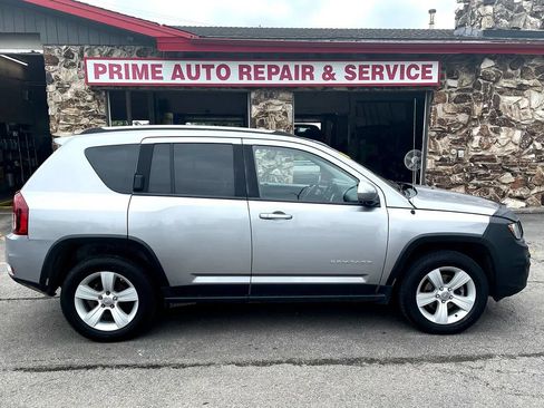 Used 2016 Jeep Compass Latitude AWD/4WD image 8