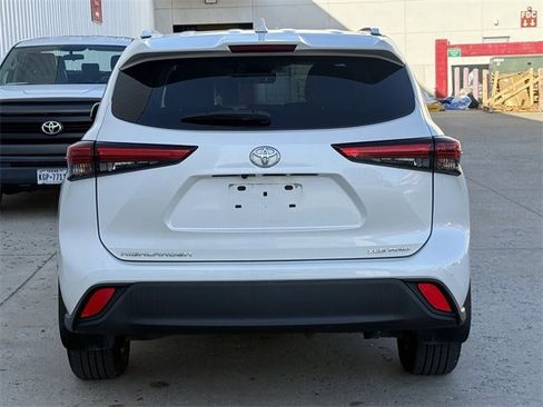 Used 2021 Toyota Highlander XLE image 5