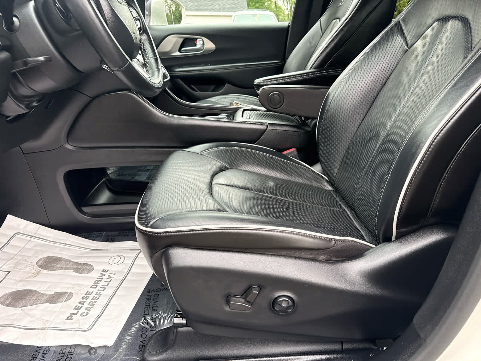 Used 2021 Chrysler Pacifica Limited w/ Premium & Safety Sphere Group FWD image 11