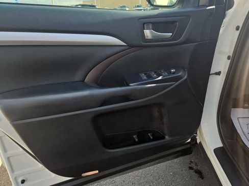 Used 2019 Toyota Highlander XLE AWD/4WD image 19