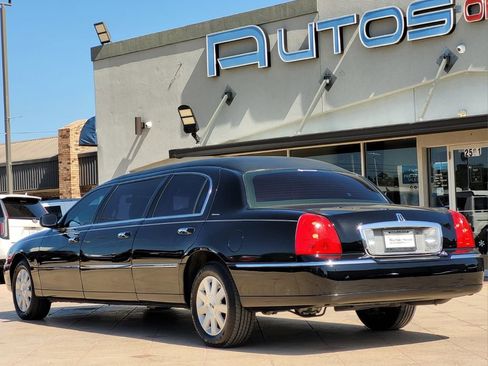 Used 2003 Lincoln Town Car Executive image 6