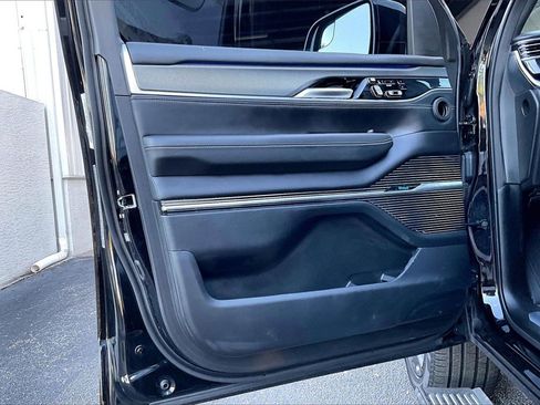 Used 2023 Jeep Grand Wagoneer Series II image 2