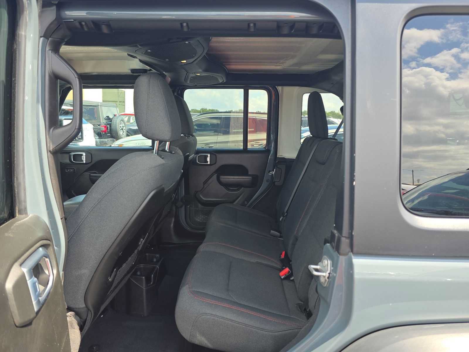 Used 2025 Jeep Wrangler Unlimited Rubicon w/ Convenience Group AWD/4WD image 7