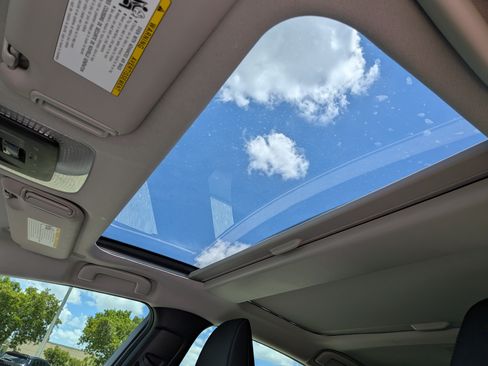 Used 2024 Toyota Prius XLE FWD image 21