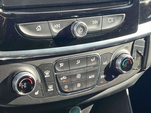 Used 2023 Chevrolet Traverse LT image 28