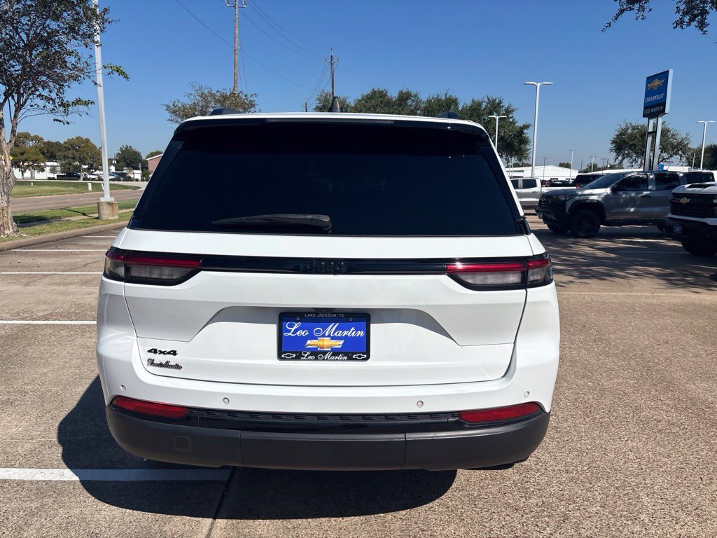 Used 2023 Jeep Grand Cherokee Altitude AWD/4WD image 6