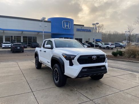 Used 2025 Toyota Tacoma SR5 image 2