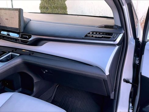 Used 2025 Toyota Sienna XLE image 19