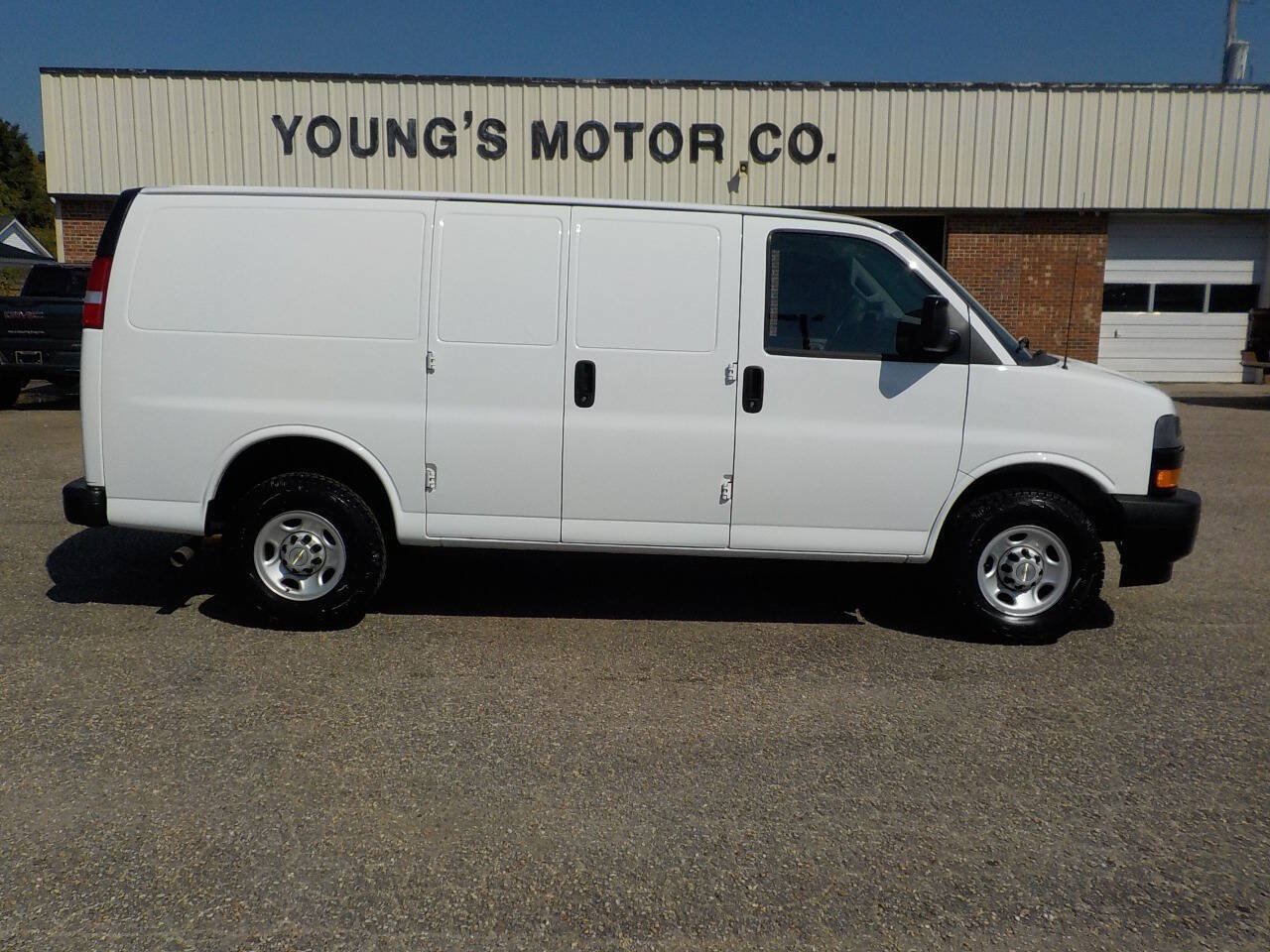 Used 2021 Chevrolet Express 2500 w/ Driver Convenience Package RWD image 6