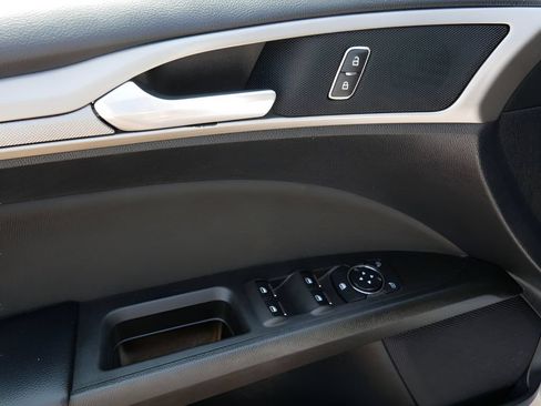 Used 2019 Ford Fusion SE FWD image 16