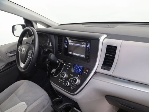 Used 2016 Toyota Sienna LE image 36