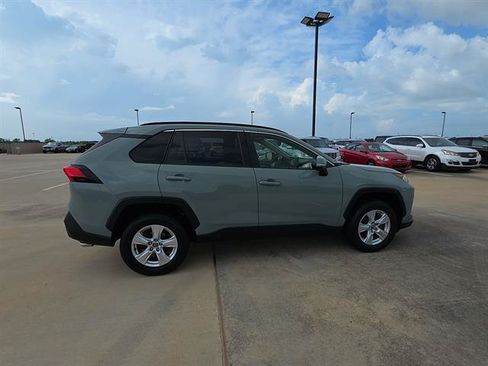 Used 2019 Toyota RAV4 XLE w/ Convenience Package FWD image 3