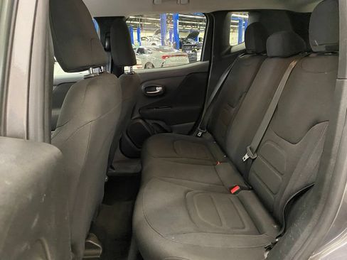Used 2019 Jeep Renegade Latitude w/ Cold Weather Group AWD/4WD image 16