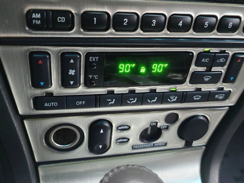 Used 2002 Ford Thunderbird image 27